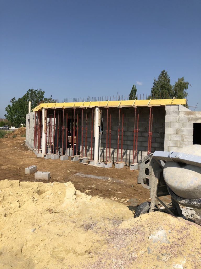 Chantier de construction avec murs en parpaings.